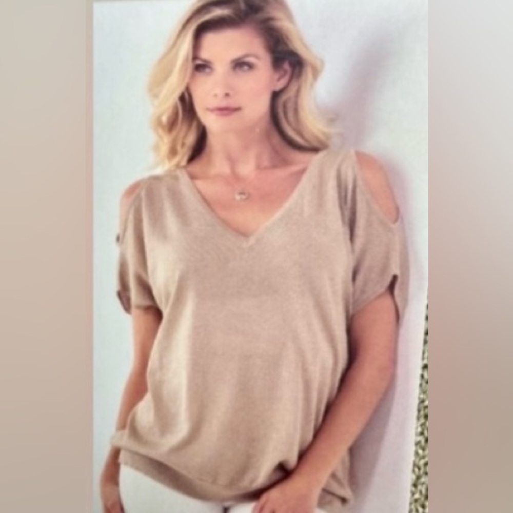 NWTWomen’s Charlie Paige  blouse. Sizes/XL. Gold metallic.